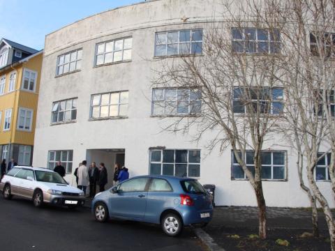 Fólk við anddyri Lindargötu 48.