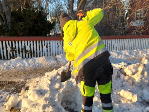 Verið að brjóta ís við niðurfall