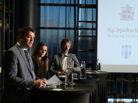 Ásmundur Einar Daðason talar á blaðamannafundi en Katrín Jakobsdóttir og Dagur B. Eggertsson fylgjast með.