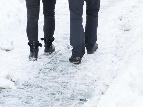 Nærmynd af gangandi fólki í snjó