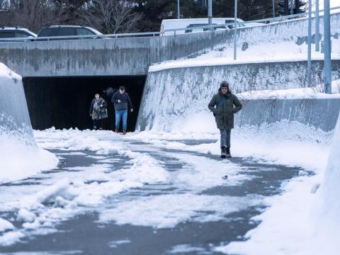 Kona gengur í kulda í Reykjavík