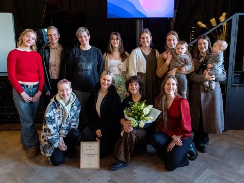 Ungmennadanshópurinn FORWARD stillir sér upp í hópmynd við sviðið í Iðnó þegar hópurinn var valinn Listhópur Reykjavíkur 2023.