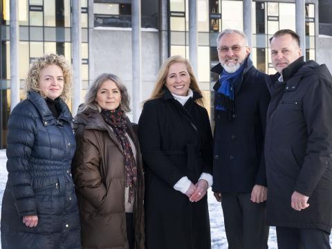 Stjórnendur menningar- og íþróttasviðs stilla sér upp í röð fyrir framan Ráðhúsið. Anna Karen Arnardóttir fjármálastjóri, María Rut Reynisdóttir skrifstofustjóri menningarborgar, Margrét Grétarsdóttir mannauðsstjóri, Eiríkur Björn Björgvinsson sviðsstjóri menningar- og íþróttasviðs, Steinþór Einarsson skrifstofustjóri þróunar og nýsköpunar. Kalt úti og þau eru í vetraryfirhöfnum.