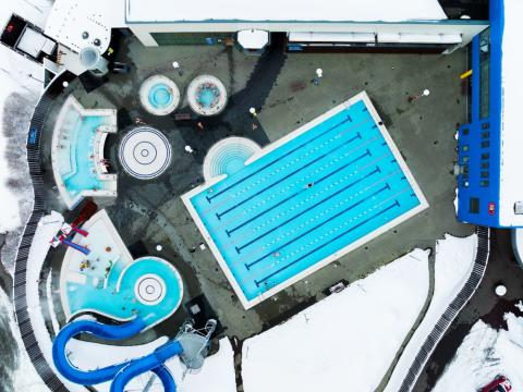 Loftmynd af sundlaug