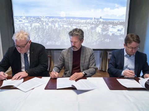 Sigurður Ingi Jóhannsson, Dagur B. Eggertsson og Hermann Jónasson undirrita samning.