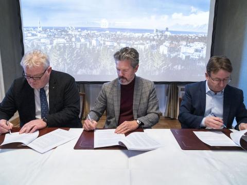 Sigurður Ingi Jóhannsson, Dagur B. Eggertsson og Hermann Jónasson undirrita samning.