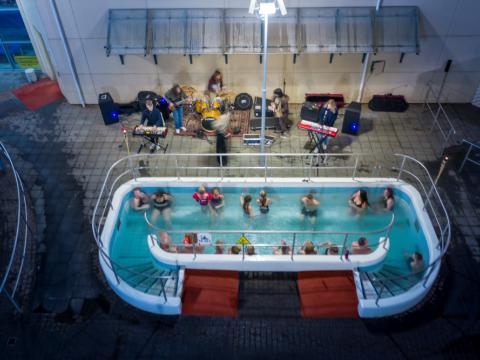 Hljómsveit leikur fyrir gesti á bakka Grafarvogslaugar á Sudlauganótt.