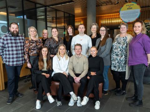 Starfsfólk þjónustuvers hópmynd, tekin í Borgartúni, innandyra.