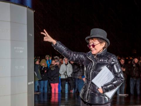 Yoko Ono við tendrun Friðarsúlunnar í Viðey
