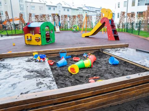 Leiktæki á lóð leikskólans í Bríetartúni.