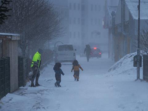 Börn í óveðri.