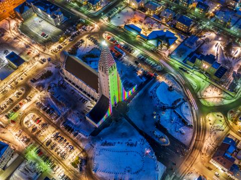 Loftmynd af Hallgrímskirkju og Skólavörðuholti á Vetrarhátíð.