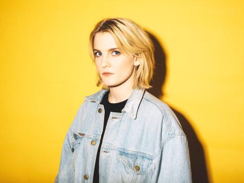 Vigdís Hafliðadóttir tónlistarkona og listamaður syngur lag Barnamenningarhátíðar 2023