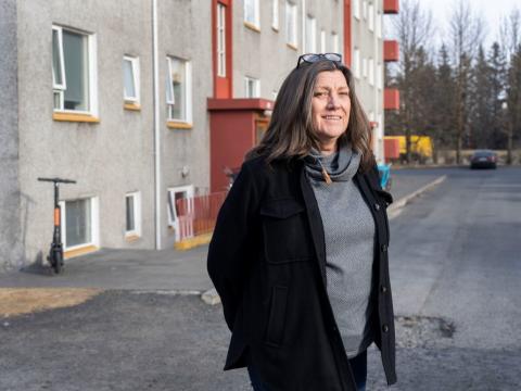 Kolbrún Jarlsdóttir var valin með slembivali í íbúaráð Miðborgar og Hlíða. Á myndinni stendur hún við blokk í Hlíðunum.