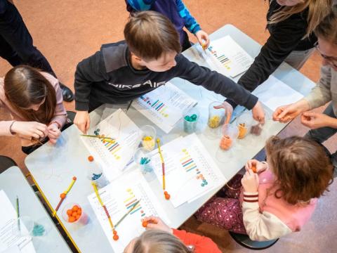 Grunnskólabörn í starfi og leik