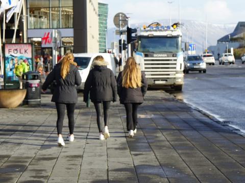 Unglingar í miðbæ Reykjavíkur.