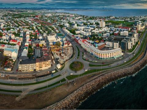 Yfirlitsmynd yfir hringtorgið hjá Ánanaustum, sést í götuna, hús og sjóinn.