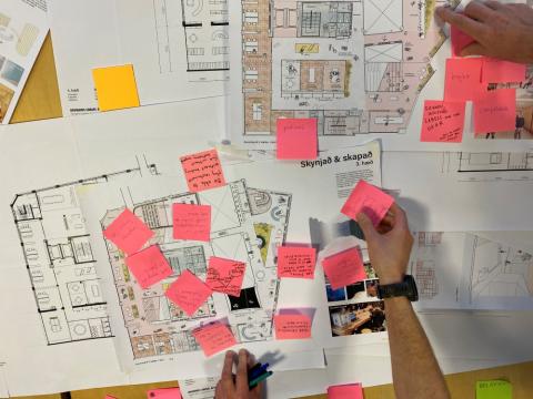 Vinnustofa með notendum Borgarbókasafns í Grófinni.