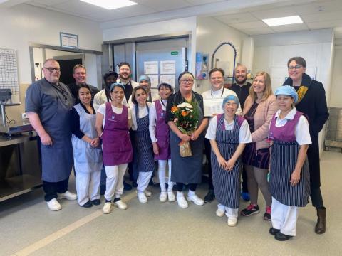 Starfsfólkið á Vitatorgi fagnar því að hafa lokið fjórða græna skrefinu.