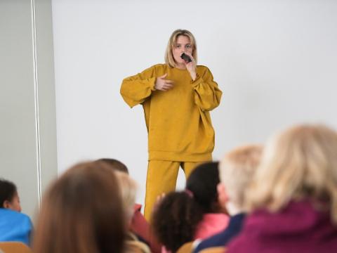 Söngkonan Vigdís Hafliðadóttir flutti lagið fyrir nemendur í Engjaskóla í dag.