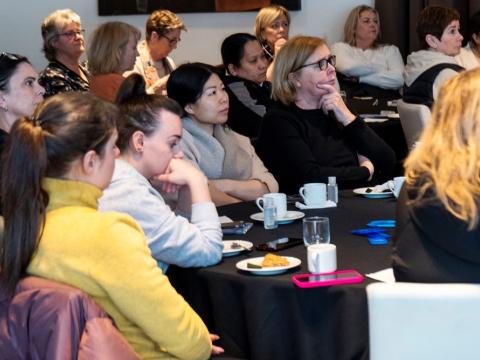 Sjúkraliðar hlusta á erindi um beitingu líknarmeðferðar í heimahúsum og á hjúkrunarheimilum.