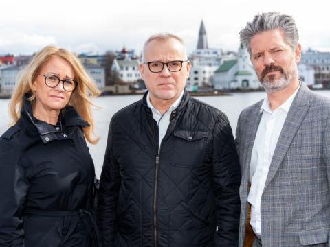 Sigrún Drífa Annieardóttir, Guðni Heiðar Guðnason og Dagur B. Eggertsson borgarstjóri. Sigrún og Guðni eru foreldrar ungs manns sem lést í Sundhöll Reykjavíkur. Á myndinni standa þau við tjörnina með Hallgrímskirkju og Fríkirkjuveg í baksýn.