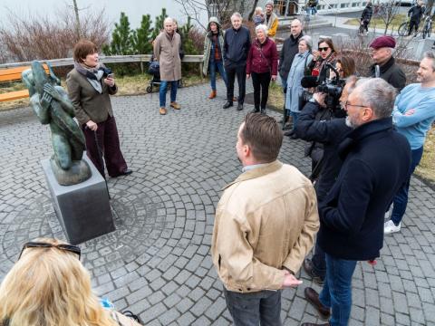 Hafmey, eftir Guðmund frá Miðdal, vígð við Vesturbæjarlaug.
