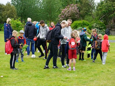Börn og leiðbeinendur á sumarnámskeiði.
