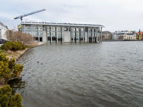 Ráðhús Reykjavíkur séð yfir tjörnina