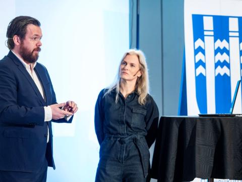 Jakob og Guðrún með kynningu á fundi um Athafnaborgina 2023.