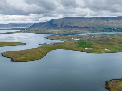 Falleg loftmynd af Álfsnesi með Esjuna í bakgrunn.
