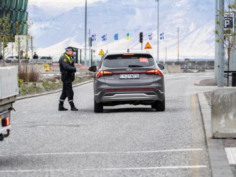Lögreglumaður stöðvar bíl við aðkomu að Hörpu