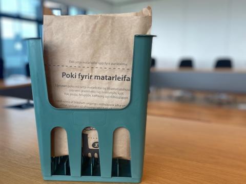 Poki fyrir matarleifar í þar til gerðu íláti.