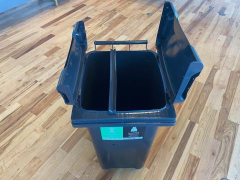 Tvískipt sorptunna fyrir matarleifar og blandaðan úrgang.