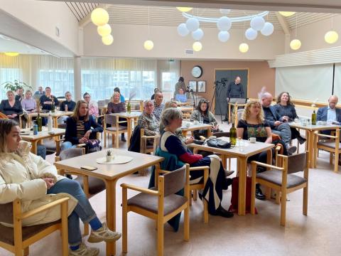 Áhorfendur fylgjast með velferðarkaffi.