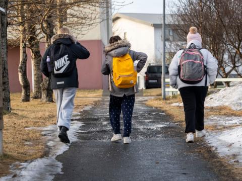 Börn að ganga í skóla.