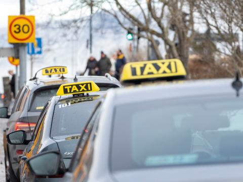 Nokkrir leigubílar í röð í Reykjavík.