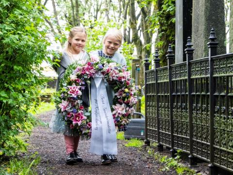 Diljá Björg Daðadóttir og Vaka Fannarsdóttir báru kransinn að leiði Bríetar