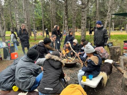 Börn að leik í skógi