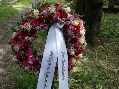 Blómsveigur lagður að leiði Bríetar Bjarnhéðinsdóttur