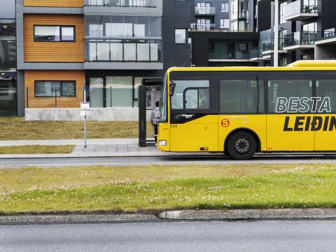 Strætó stopp við biðstöð.