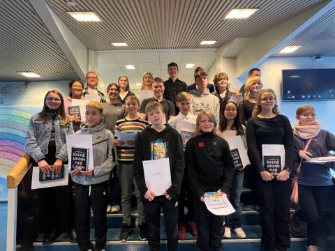 Nemendur stilla sér upp með viðurkenningar sínar.