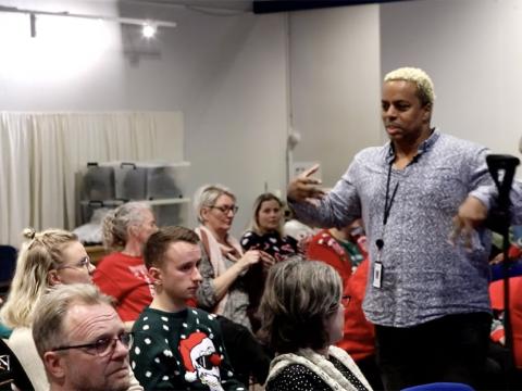 Seth Sharp verkefnastjóri gleðinnar.