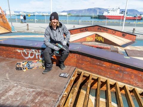 Eiki Helgason vinnur að viðgerð á hjólabrettagarðinum á Miðbakka