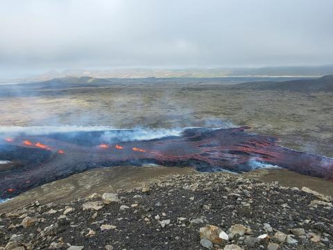 Yfirlitsmynd af eldgosinu við Litla Hrút þegar það var nýhafið. Mynd frá Almannavörnum.