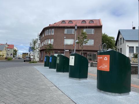 Grenndarstöð með djúpgámum við Freyjugötu.