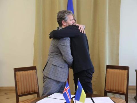 Dagur B. Eggertsson borgarstjóri og Andriy Sadovyy borgarstjóri Lviv fallast í faðma eftir undirskrift samstarfssamnings milli borganna.