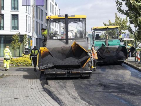 Unnið að malbikun í Lækjargötu.