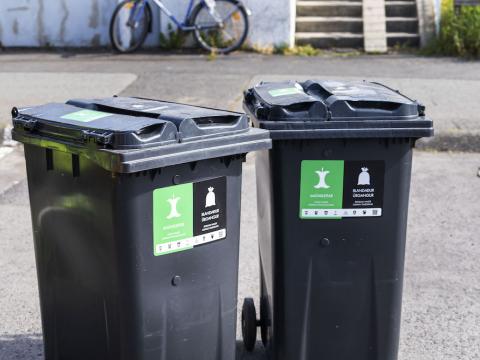 Tvær tvískiptar tunnur fyrir matarleifa og blandaðan úrgang.