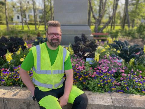 Maður og blómabeð.